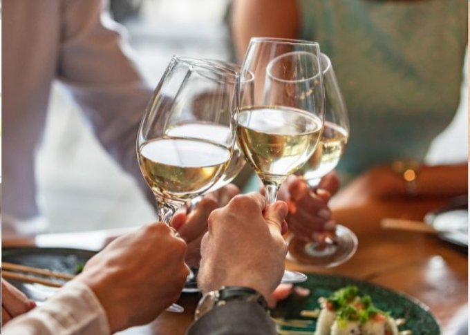 Białe wino jako alternatywa do osób na diecie SIRT, które nie przepadają za winem czerwonym