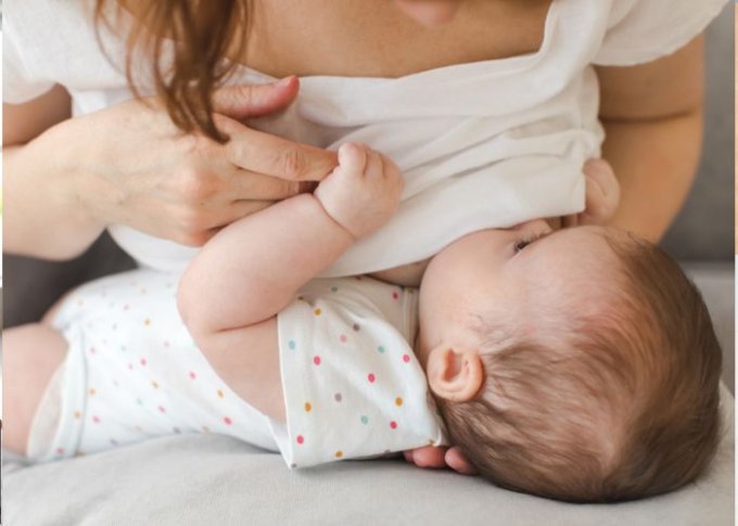 Kobieta karmiąca swoje dziecko na diecie SIRT stosuje zrównoważoną dietę